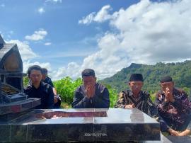 Ziarah Pamong Kalurahan Mertelu ke Makam Lurah Terdahulu dalam Rangka Hari Jadi ke-110